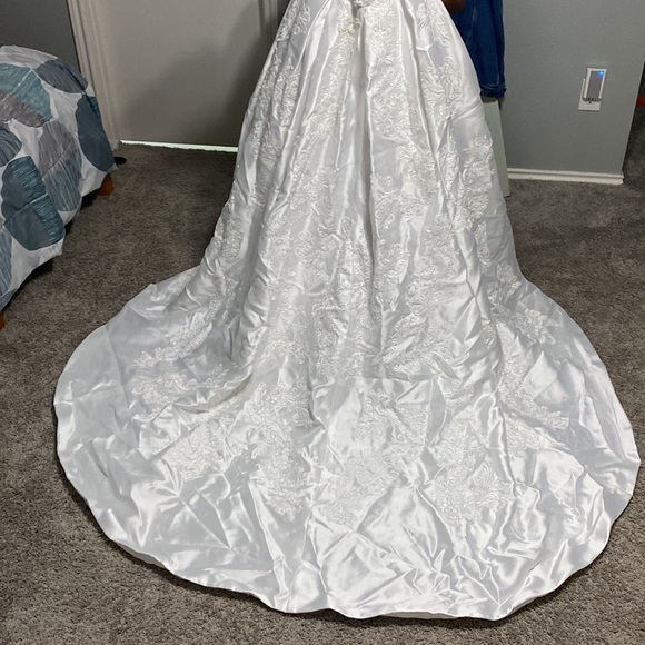 Oleg Cassini ball gown wedding dress - Picture 12 of 13